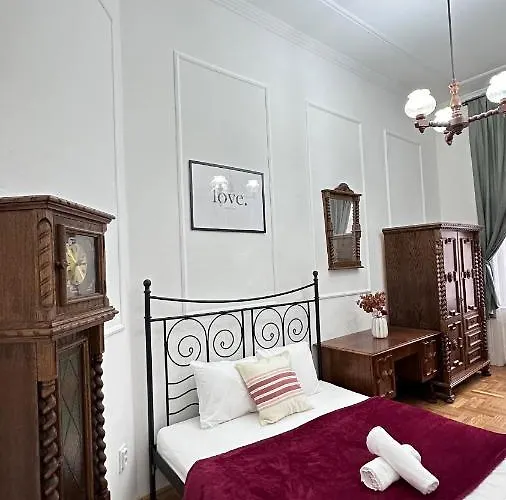 Απλό δωμάτιο με κρεβάτι king-size